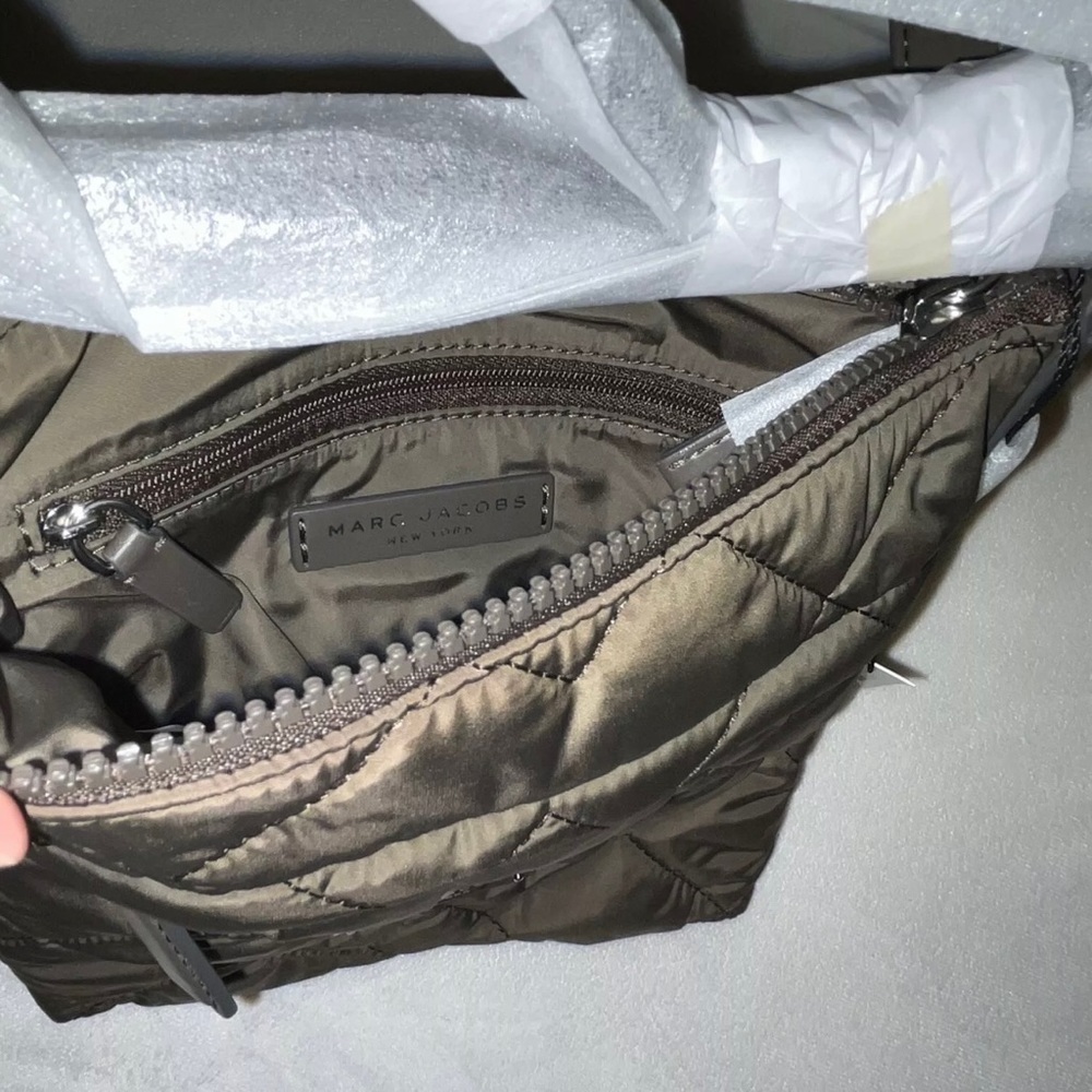 🎉HP🎉New Marc Jacobs Nylon Adjustable Crossbody in Ash/ Army Green🖤 - Picture 8 of 10